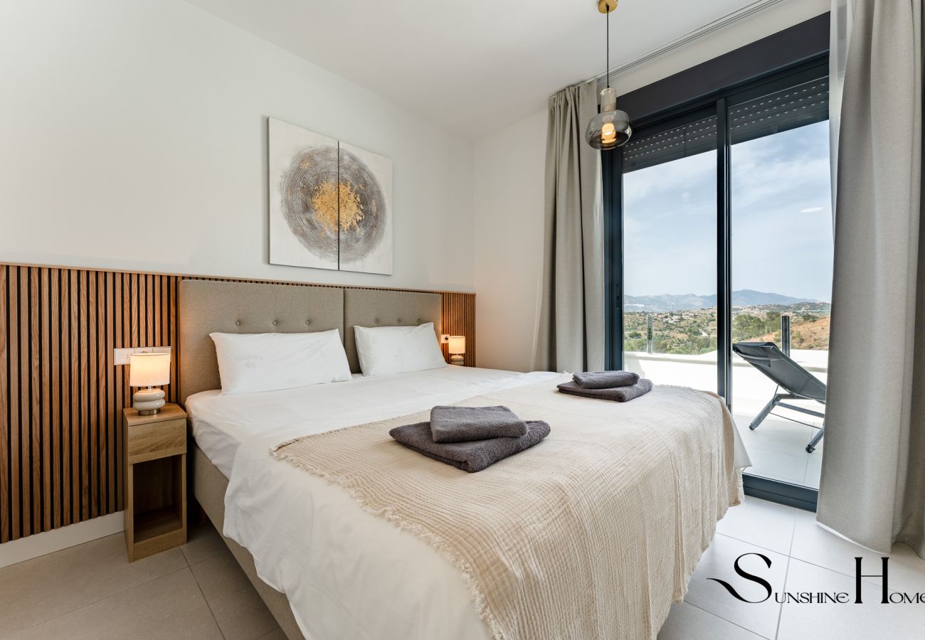 Apartamento en Mijas Costa - Ático Moderno de 2 Dormitorios con Vistas al Golf Cerca de La Cala de Mijas