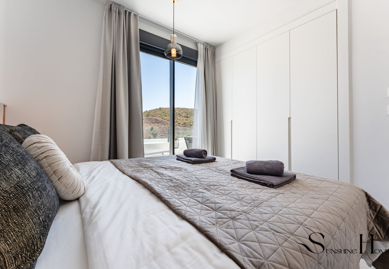 Apartamento en Mijas Costa - Ático Moderno de 2 Dormitorios con Vistas al Golf Cerca de La Cala de Mijas