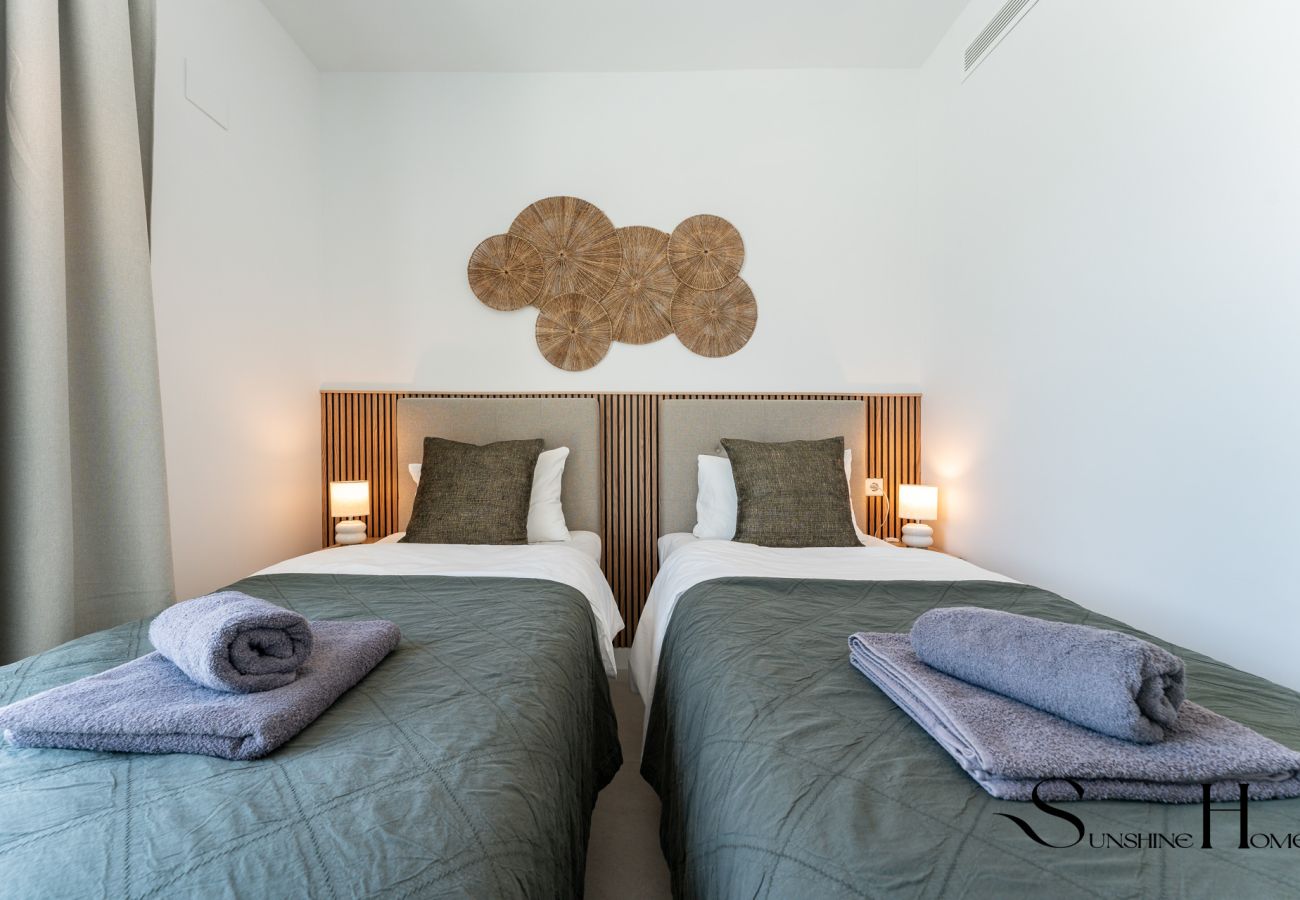 Apartamento en Mijas Costa - Ático Moderno de 2 Dormitorios con Vistas al Golf Cerca de La Cala de Mijas