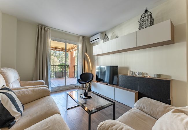 Appartement à Fuengirola - Seaside Bliss: 2BR Apartment with Tranquil Terrace, Pool & Parking