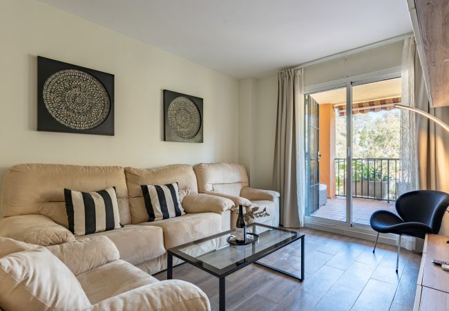 Appartement à Fuengirola - Seaside Bliss: 2BR Apartment with Tranquil Terrace, Pool & Parking