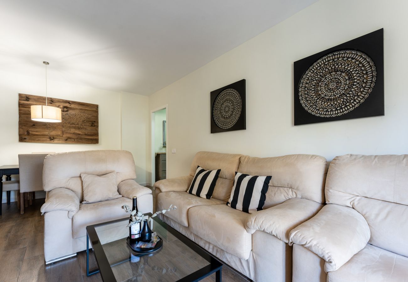Appartement à Fuengirola - Seaside Bliss: 2BR Apartment with Tranquil Terrace, Pool & Parking