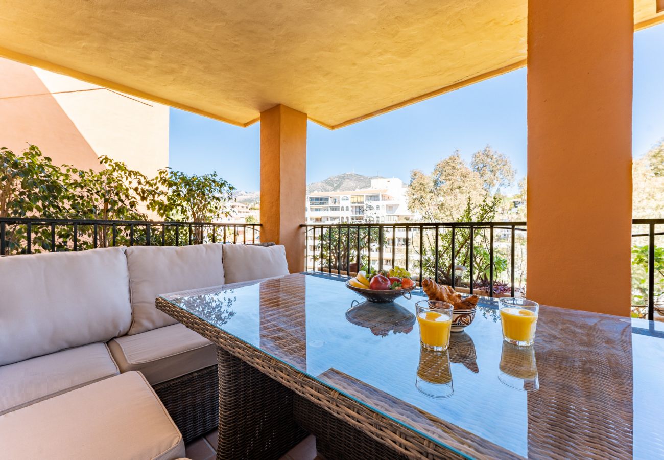 Appartement à Fuengirola - Seaside Bliss: 2BR Apartment with Tranquil Terrace, Pool & Parking