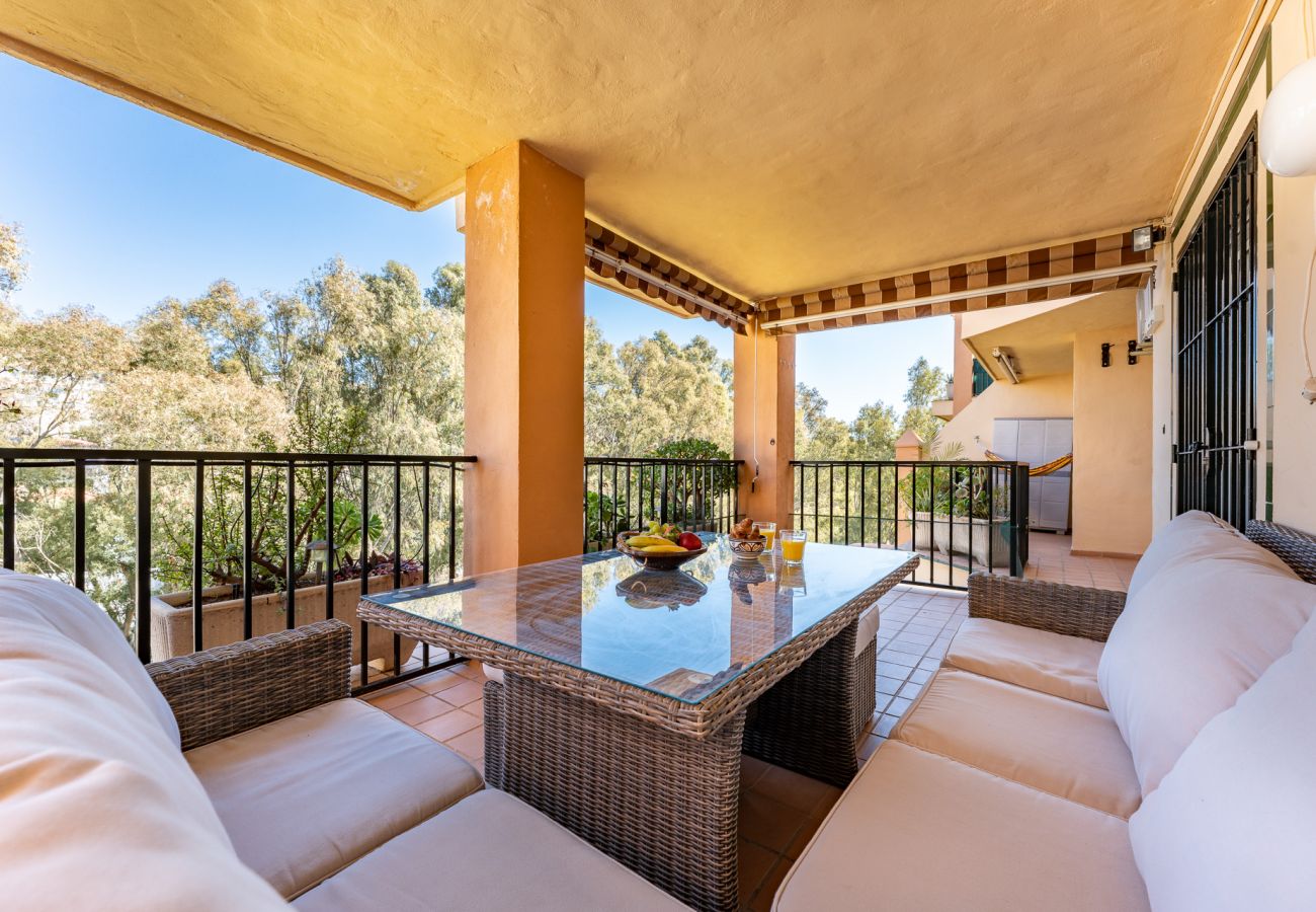 Appartement à Fuengirola - Seaside Bliss: 2BR Apartment with Tranquil Terrace, Pool & Parking
