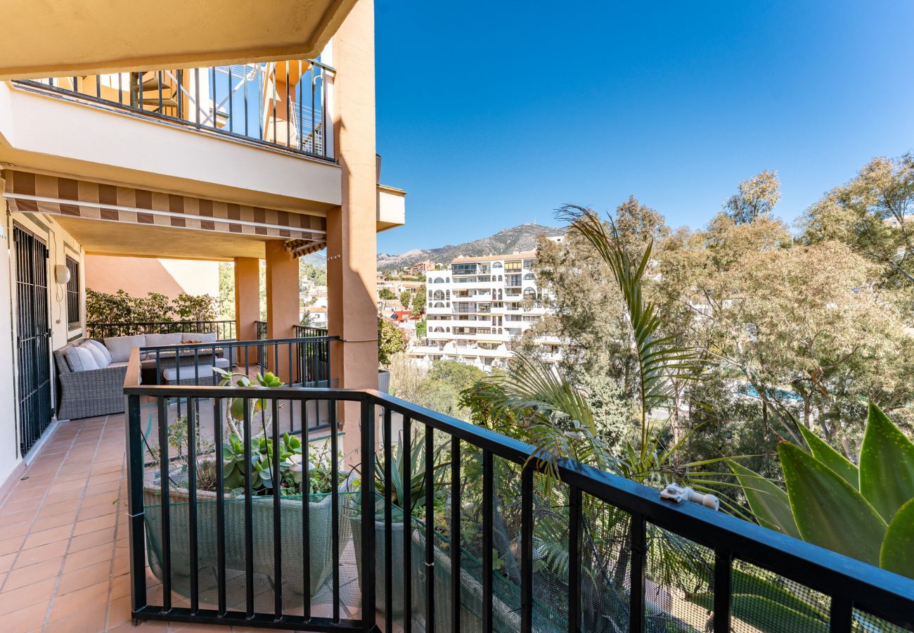 Appartement à Fuengirola - Seaside Bliss: 2BR Apartment with Tranquil Terrace, Pool & Parking