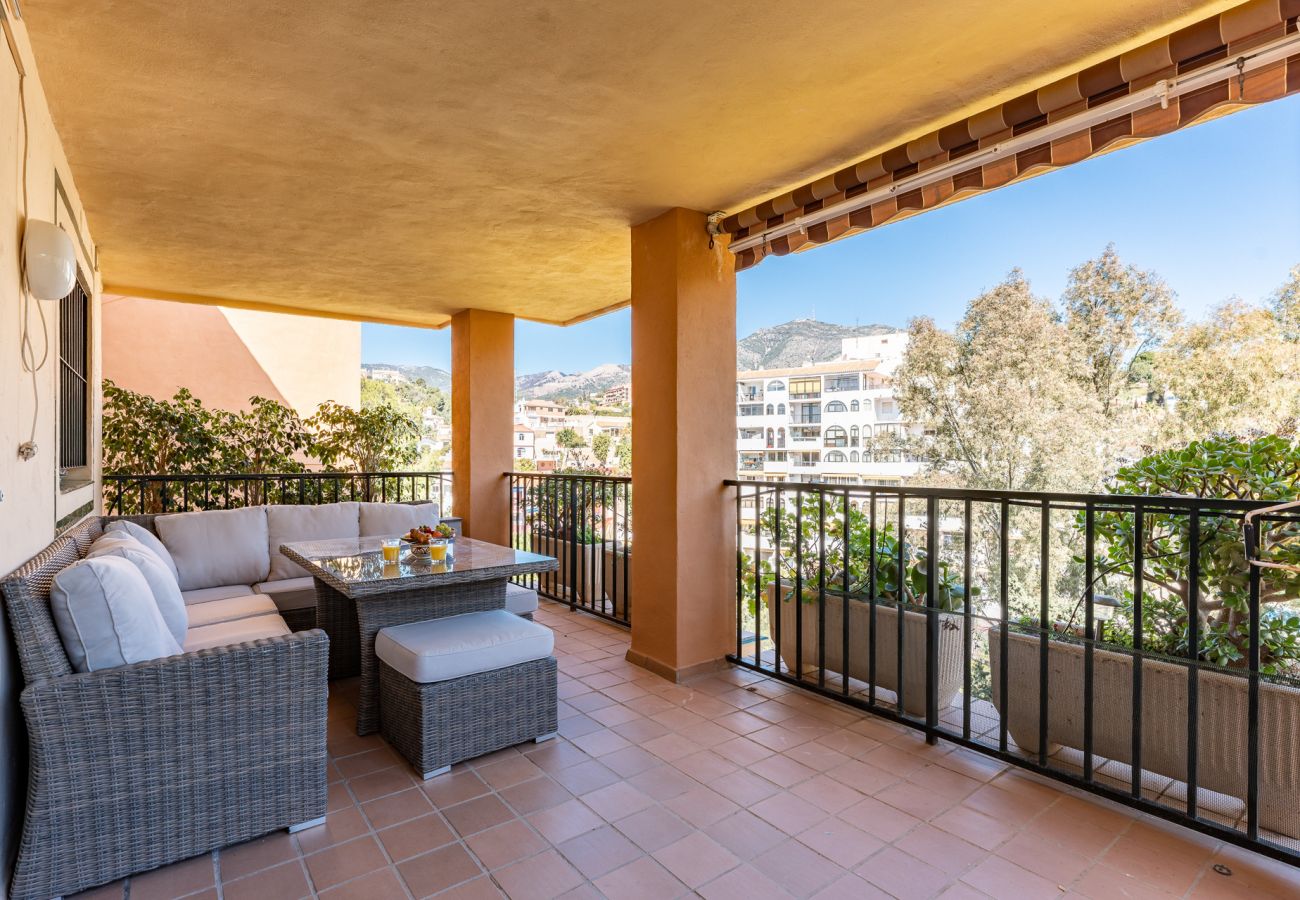 Appartement à Fuengirola - Seaside Bliss: 2BR Apartment with Tranquil Terrace, Pool & Parking