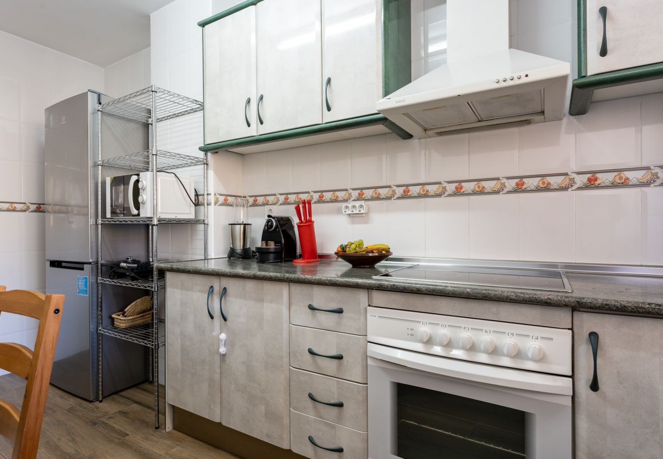 Appartement à Fuengirola - Seaside Bliss: 2BR Apartment with Tranquil Terrace, Pool & Parking