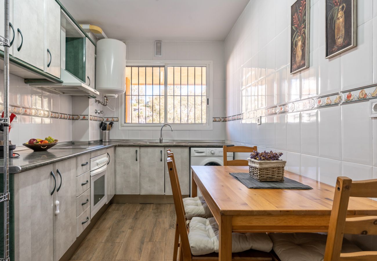 Appartement à Fuengirola - Seaside Bliss: 2BR Apartment with Tranquil Terrace, Pool & Parking