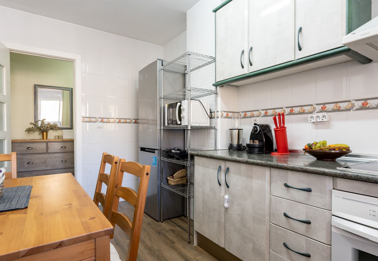 Appartement à Fuengirola - Seaside Bliss: 2BR Apartment with Tranquil Terrace, Pool & Parking