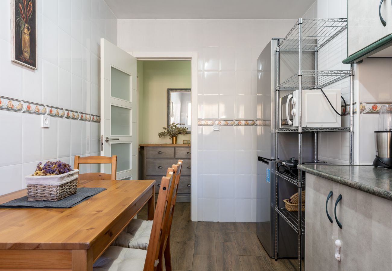 Appartement à Fuengirola - Seaside Bliss: 2BR Apartment with Tranquil Terrace, Pool & Parking