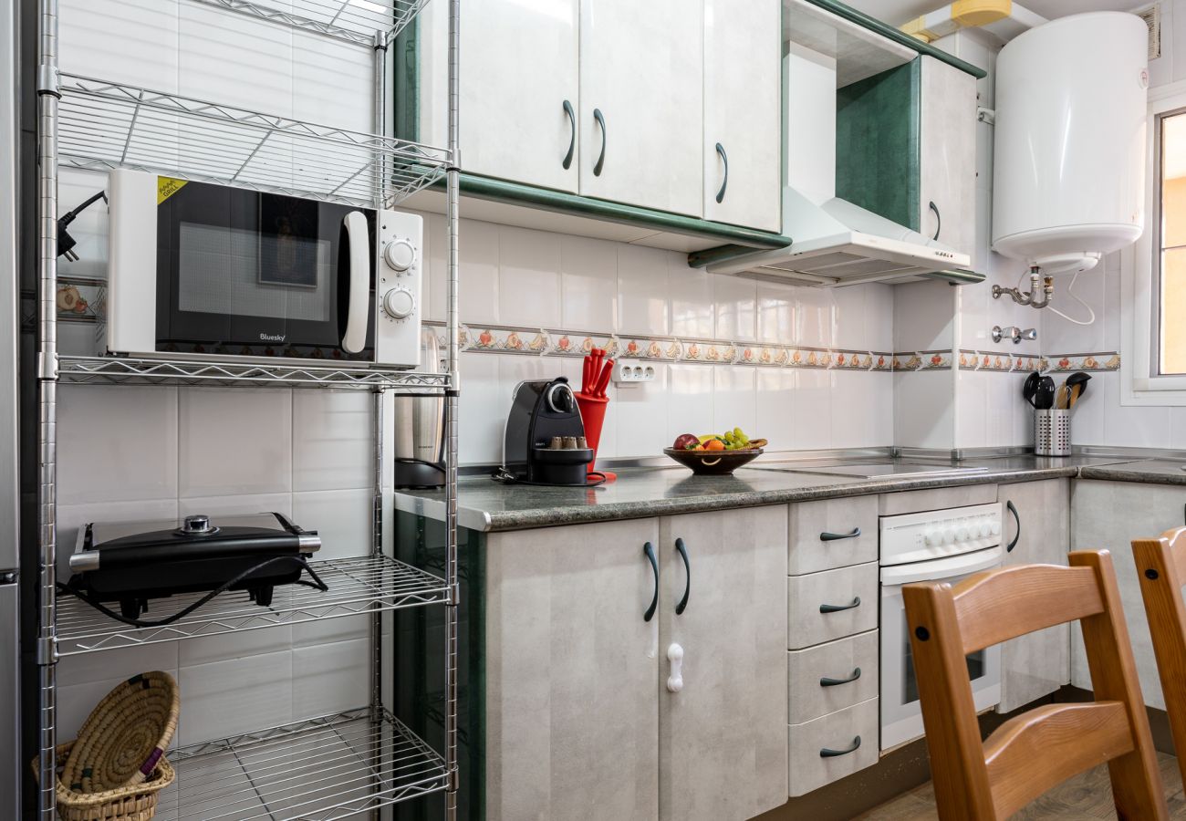 Appartement à Fuengirola - Seaside Bliss: 2BR Apartment with Tranquil Terrace, Pool & Parking