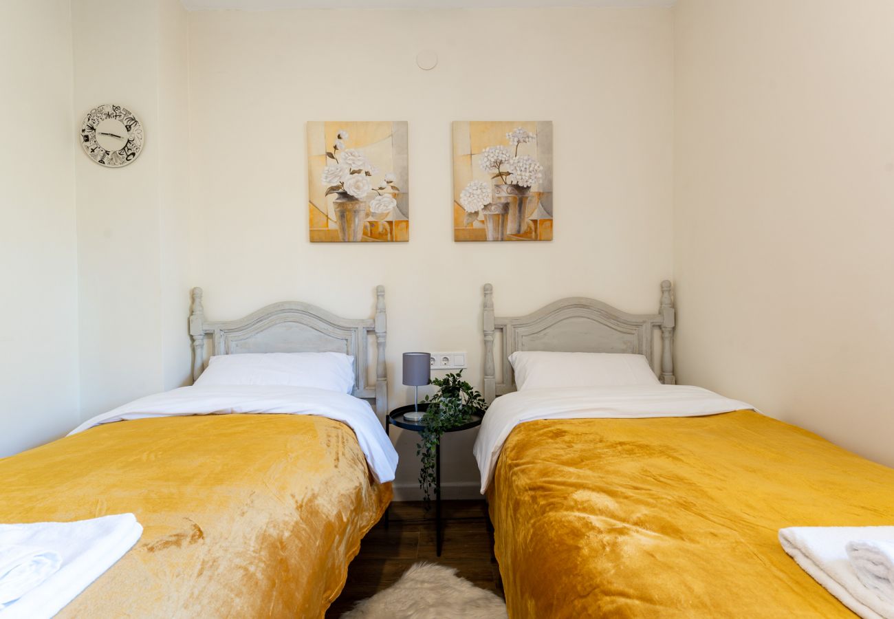 Appartement à Fuengirola - Seaside Bliss: 2BR Apartment with Tranquil Terrace, Pool & Parking