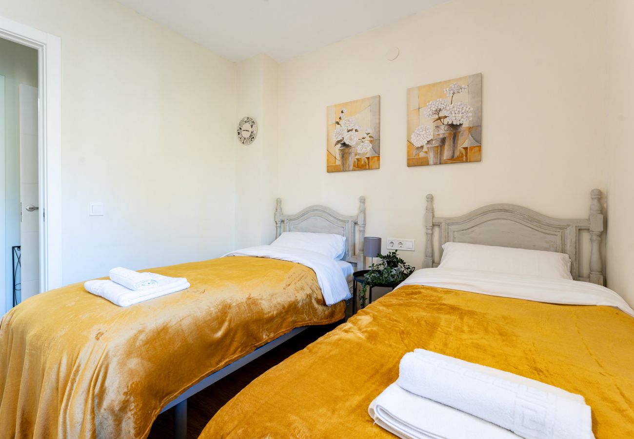 Appartement à Fuengirola - Seaside Bliss: 2BR Apartment with Tranquil Terrace, Pool & Parking