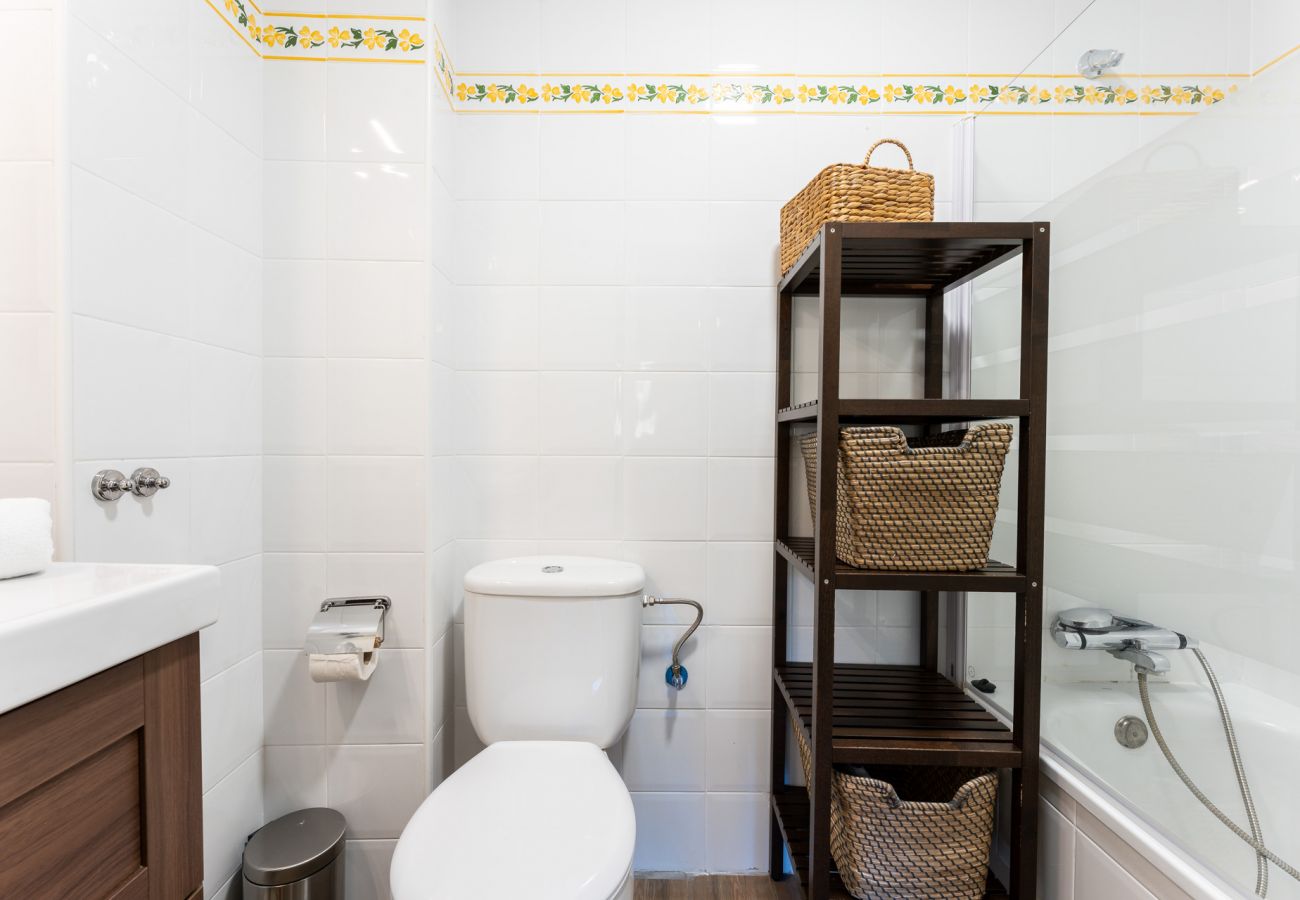 Appartement à Fuengirola - Seaside Bliss: 2BR Apartment with Tranquil Terrace, Pool & Parking