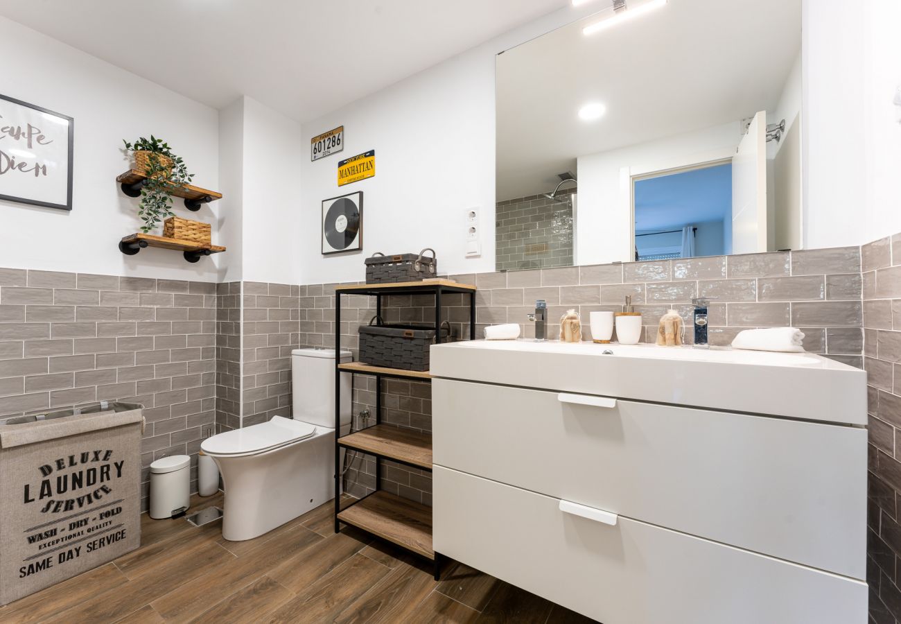 Appartement à Fuengirola - Seaside Bliss: 2BR Apartment with Tranquil Terrace, Pool & Parking