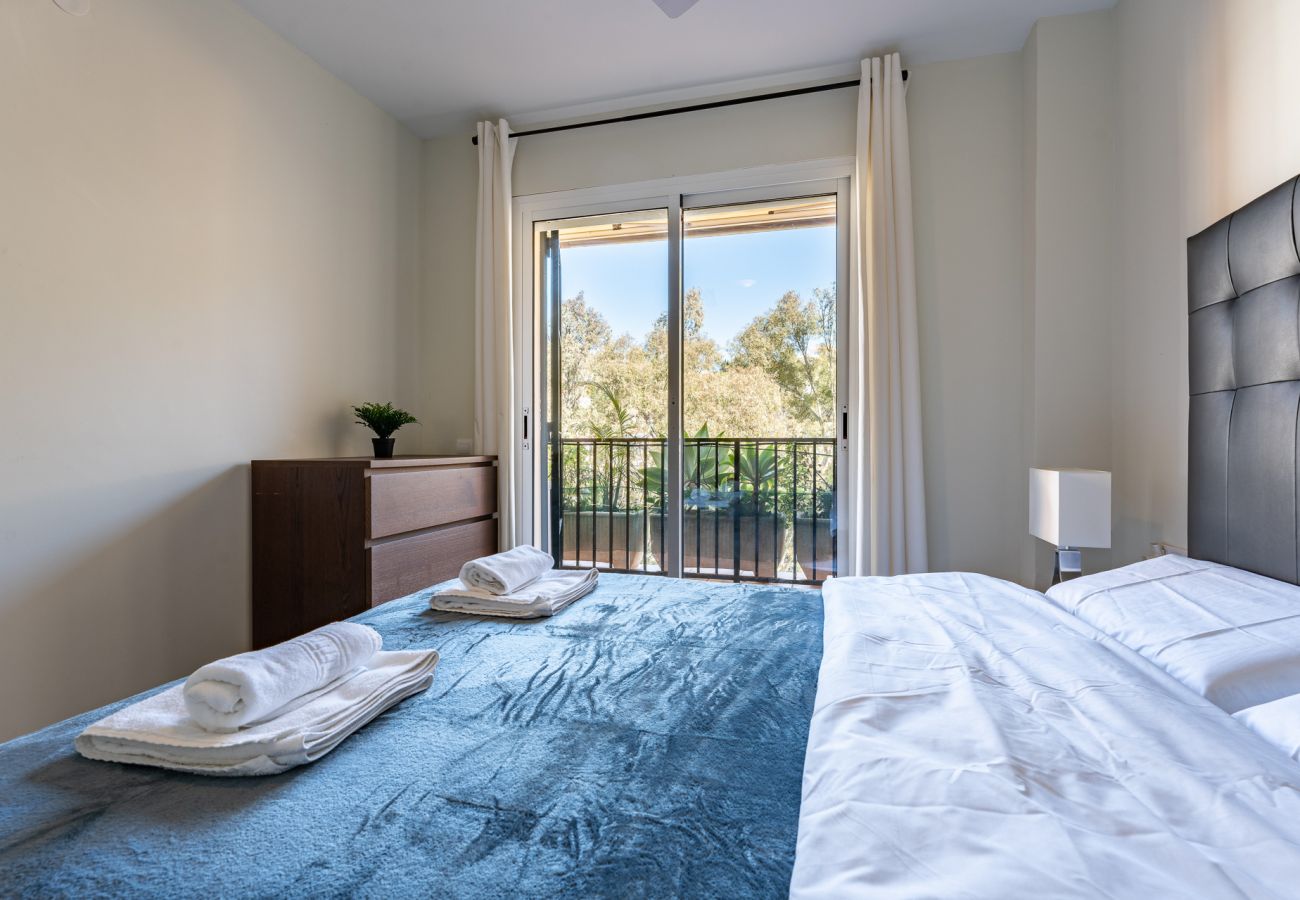 Appartement à Fuengirola - Seaside Bliss: 2BR Apartment with Tranquil Terrace, Pool & Parking