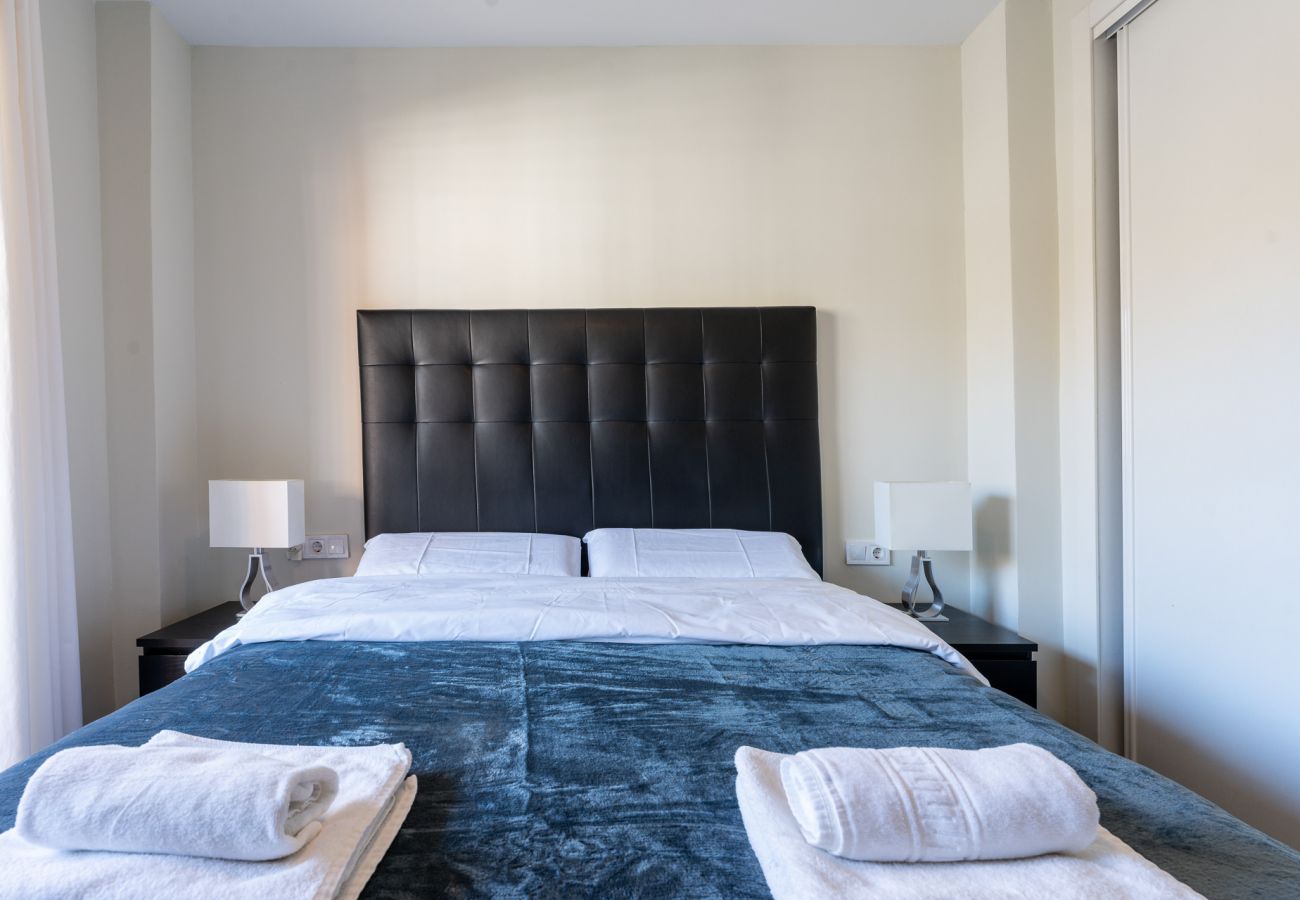 Appartement à Fuengirola - Seaside Bliss: 2BR Apartment with Tranquil Terrace, Pool & Parking