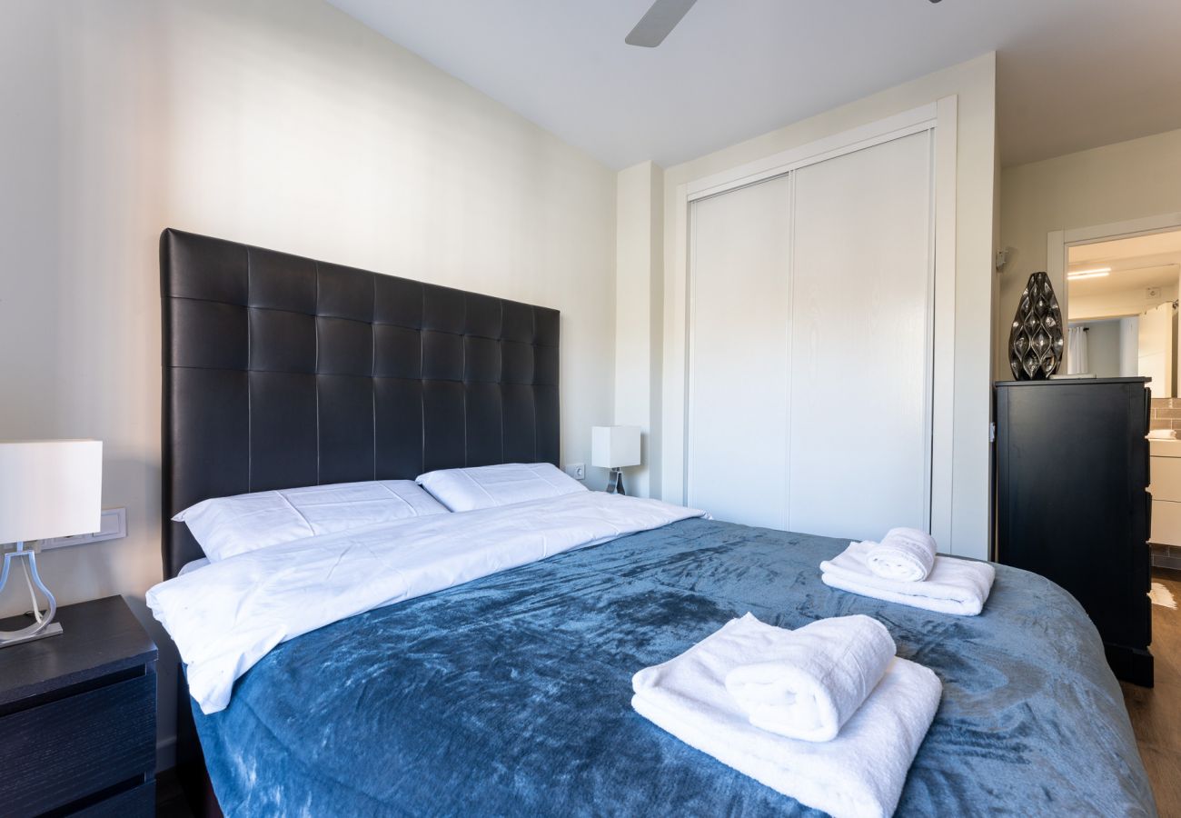 Appartement à Fuengirola - Seaside Bliss: 2BR Apartment with Tranquil Terrace, Pool & Parking