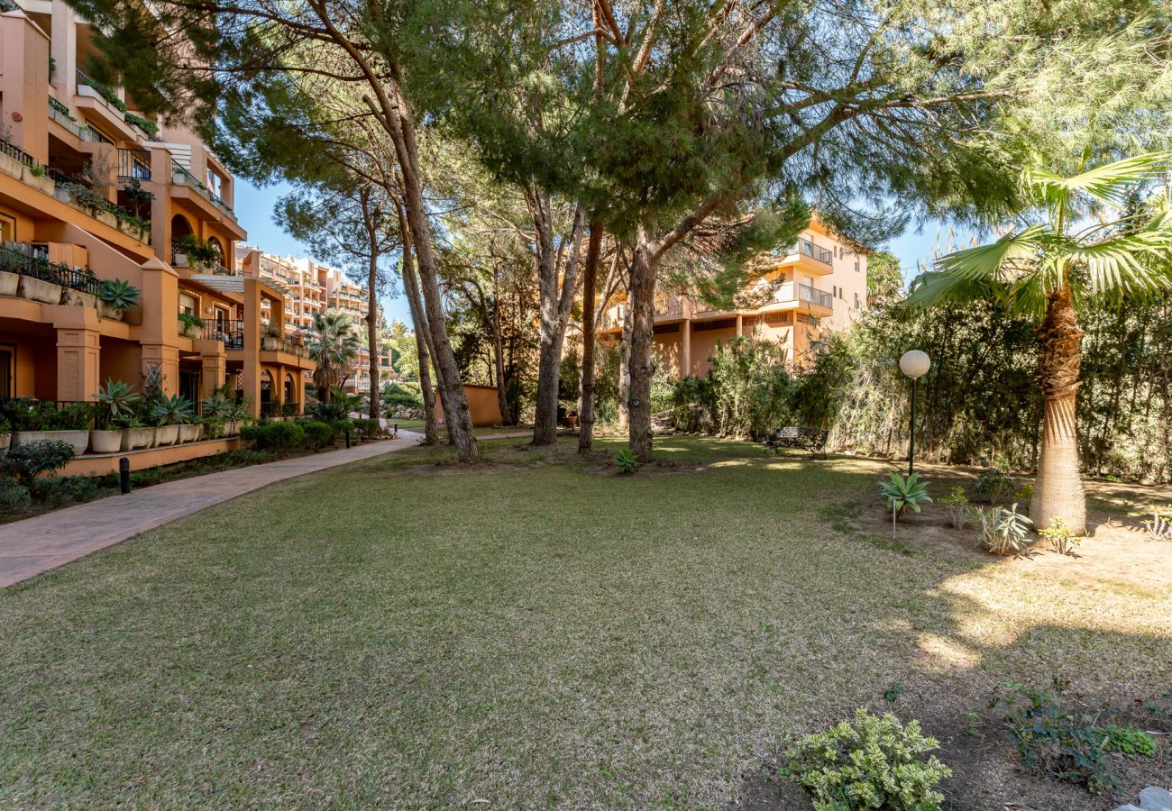 Appartement à Fuengirola - Seaside Bliss: 2BR Apartment with Tranquil Terrace, Pool & Parking