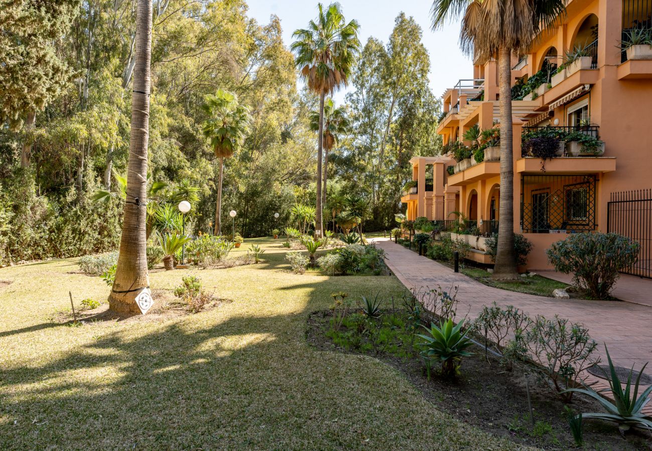Appartement à Fuengirola - Seaside Bliss: 2BR Apartment with Tranquil Terrace, Pool & Parking