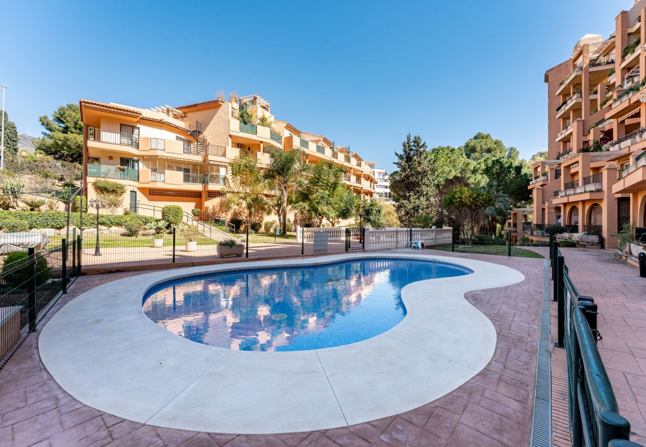Appartement à Fuengirola - Seaside Bliss: 2BR Apartment with Tranquil Terrace, Pool & Parking