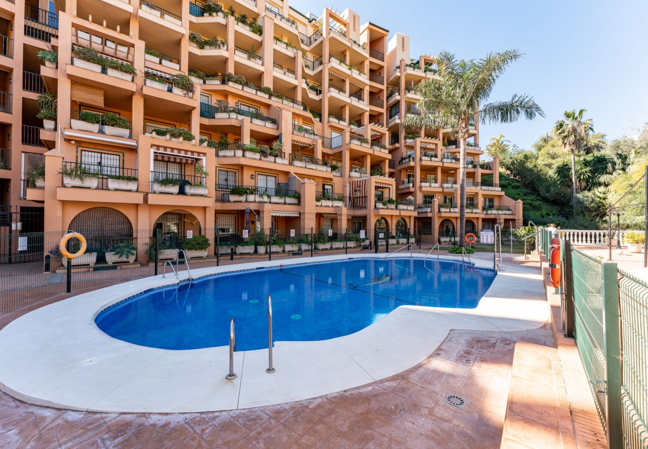 Appartement à Fuengirola - Seaside Bliss: 2BR Apartment with Tranquil Terrace, Pool & Parking