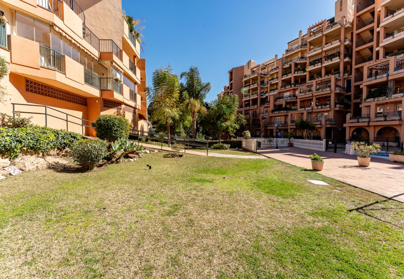 Appartement à Fuengirola - Seaside Bliss: 2BR Apartment with Tranquil Terrace, Pool & Parking