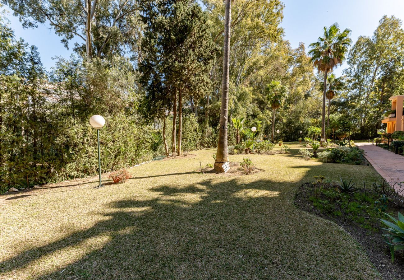 Appartement à Fuengirola - Seaside Bliss: 2BR Apartment with Tranquil Terrace, Pool & Parking