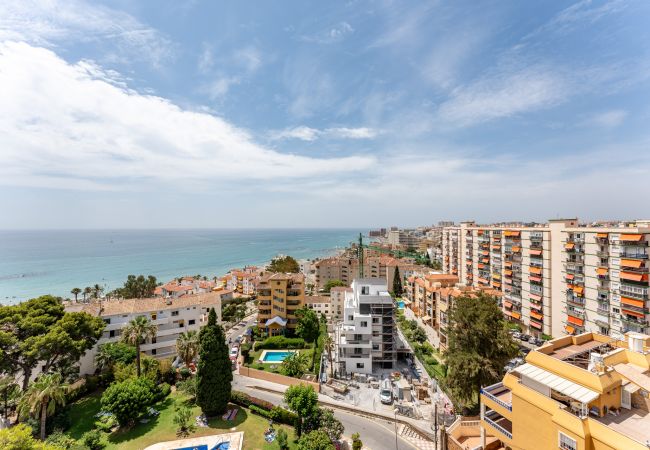 Appartement à Benalmádena - Coastal Charm: Renovated 2-Bed Apt, Pool, Sea Views