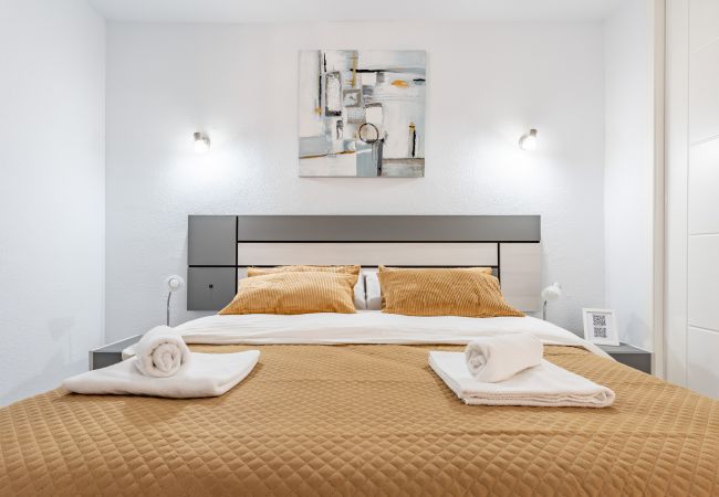 Appartement à Benalmádena - Coastal Charm: Renovated 2-Bed Apt, Pool, Sea Views Appartement à Benalmádena - Coastal Charm: Renovated 2-Bed Apt, Pool, Sea Views