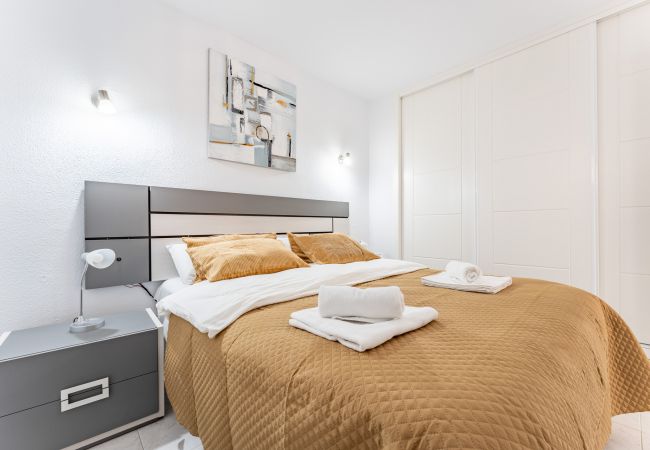 Appartement à Benalmádena - Coastal Charm: Renovated 2-Bed Apt, Pool, Sea Views Appartement à Benalmádena - Coastal Charm: Renovated 2-Bed Apt, Pool, Sea Views