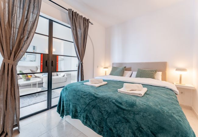 Appartement à Benalmádena - Coastal Charm: Renovated 2-Bed Apt, Pool, Sea Views Appartement à Benalmádena - Coastal Charm: Renovated 2-Bed Apt, Pool, Sea Views