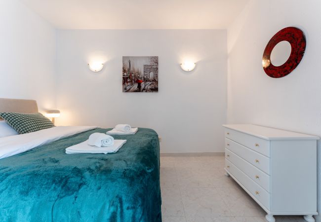 Appartement à Benalmádena - Coastal Charm: Renovated 2-Bed Apt, Pool, Sea Views