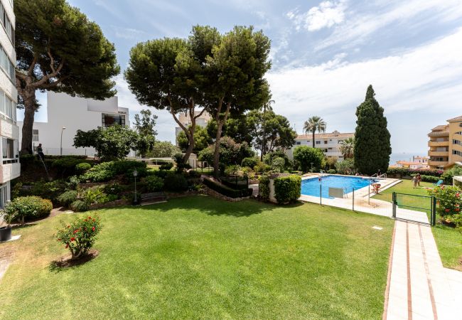 Appartement à Benalmádena - Coastal Charm: Renovated 2-Bed Apt, Pool, Sea Views Appartement à Benalmádena - Coastal Charm: Renovated 2-Bed Apt, Pool, Sea Views