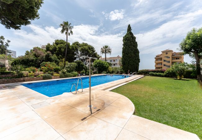 Appartement à Benalmádena - Coastal Charm: Renovated 2-Bed Apt, Pool, Sea Views Appartement à Benalmádena - Coastal Charm: Renovated 2-Bed Apt, Pool, Sea Views