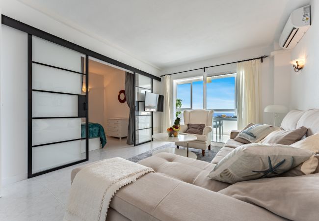 Appartement à Benalmádena - Coastal Charm: Renovated 2-Bed Apt, Pool, Sea Views