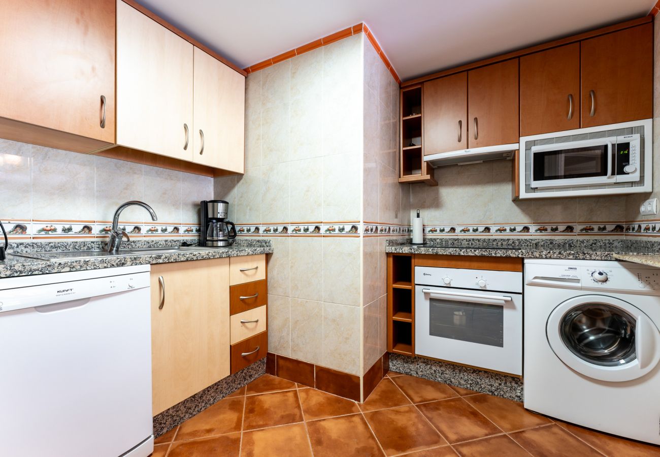 Appartement à Benalmádena - Coastal Paradise: 3BR + Pool + Sea Views!