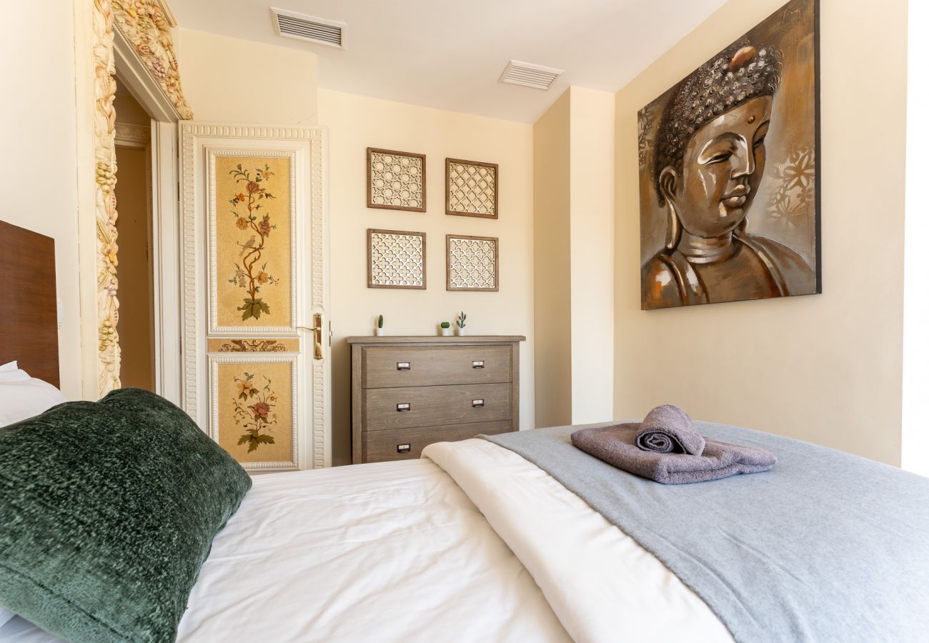 Appartement à Benalmádena - Coastal Paradise: 3BR + Pool + Sea Views!