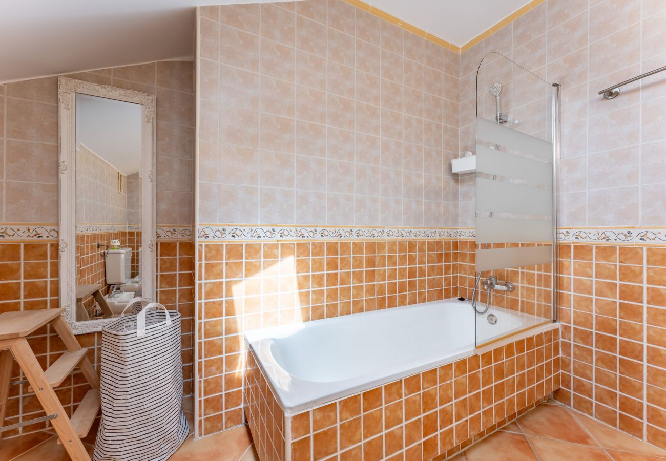 Appartement à Benalmádena - Coastal Paradise: 3BR + Pool + Sea Views!