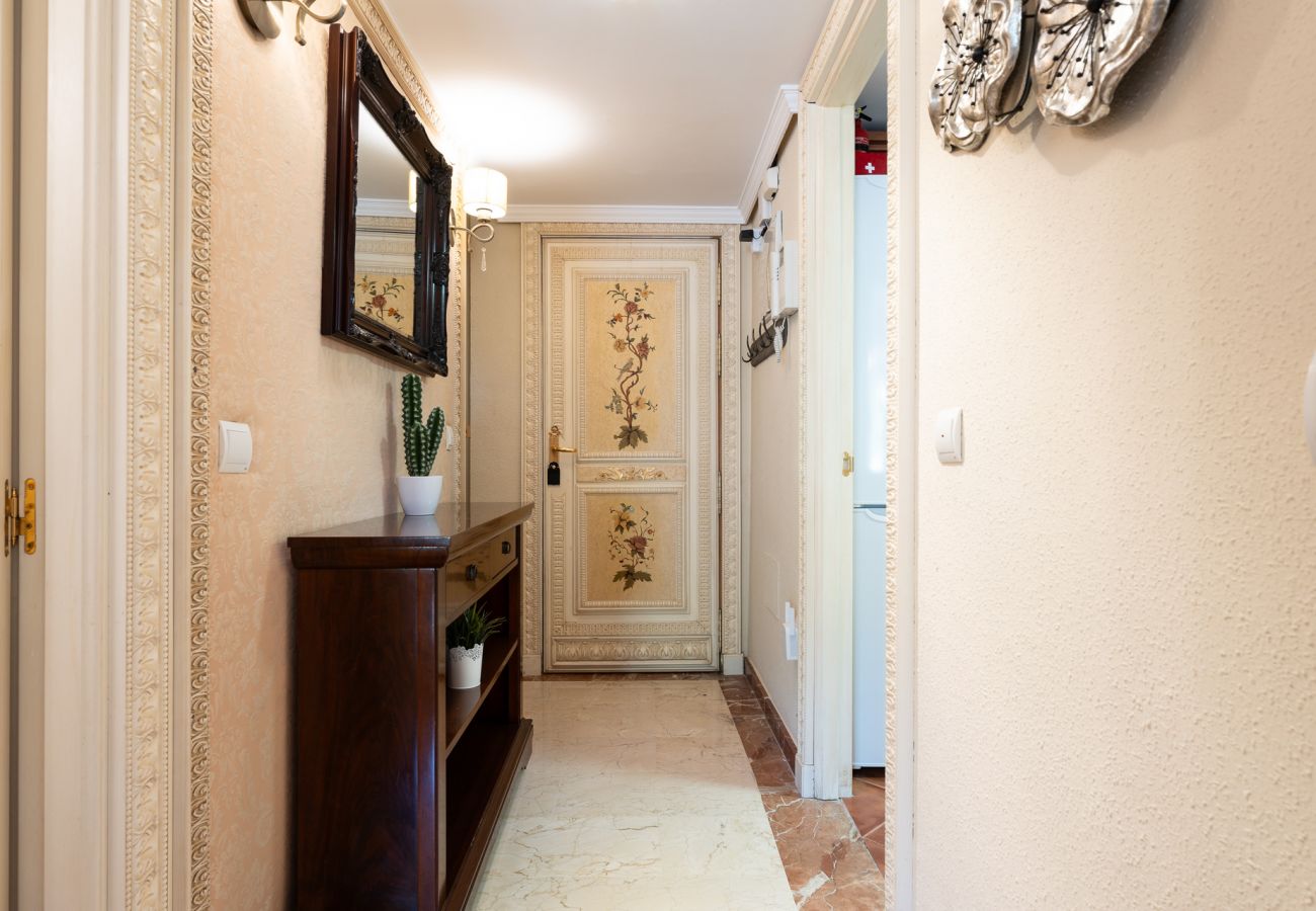 Appartement à Benalmádena - Coastal Paradise: 3BR + Pool + Sea Views!