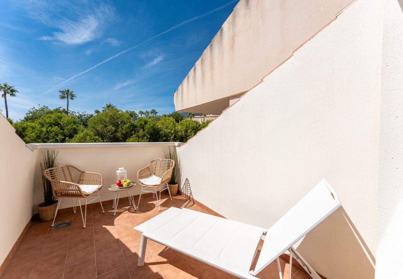 Appartement à Benalmádena - Coastal Paradise: 3BR + Pool + Sea Views!