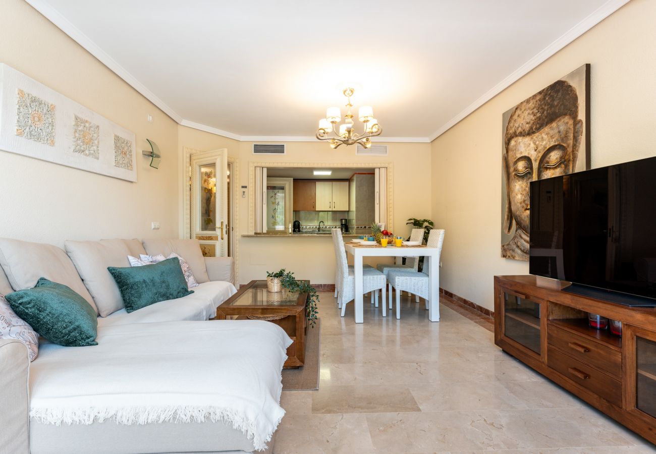 Appartement à Benalmádena - Coastal Paradise: 3BR + Pool + Sea Views!