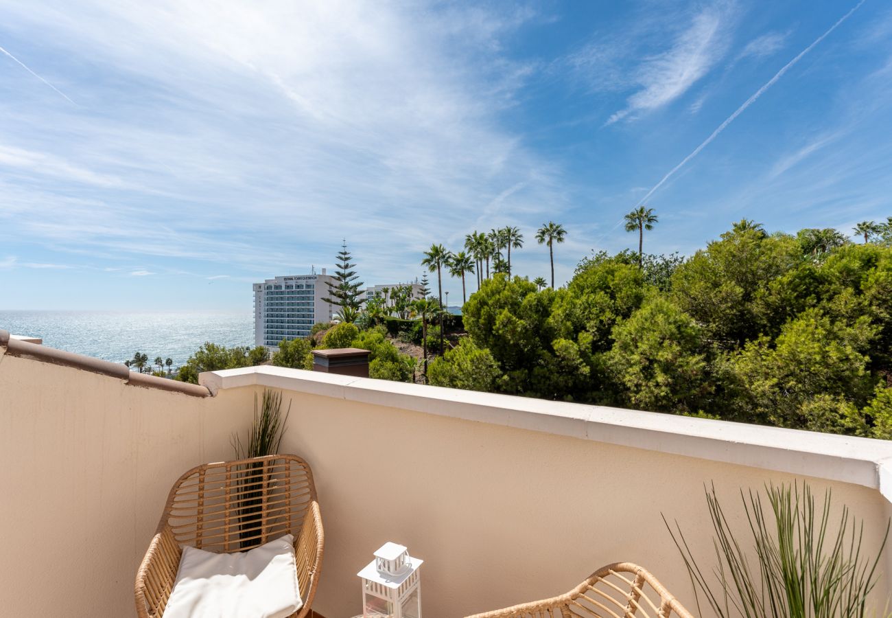 Appartement à Benalmádena - Coastal Paradise: 3BR + Pool + Sea Views!