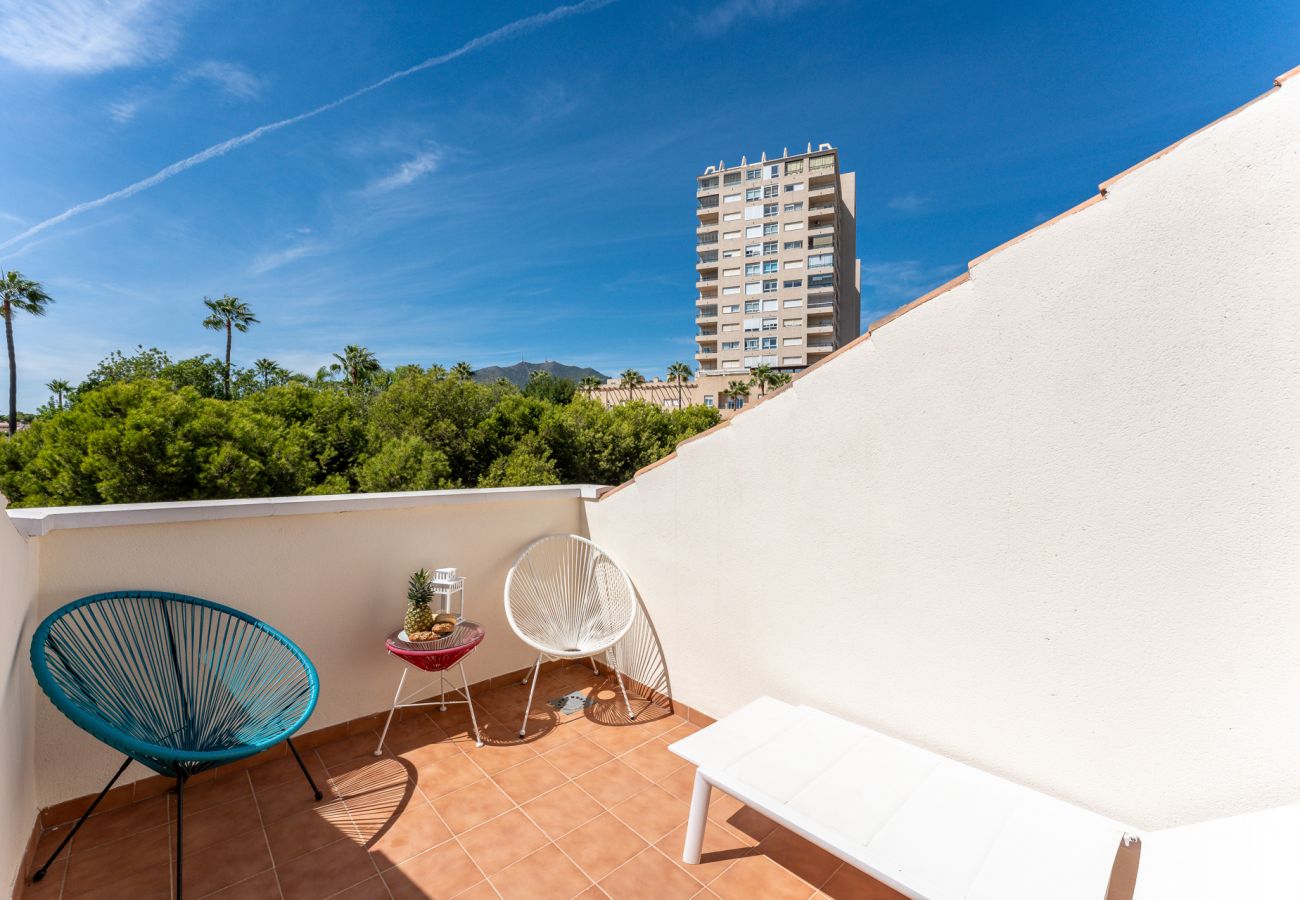 Appartement à Benalmádena - Coastal Paradise: 3BR + Pool + Sea Views!