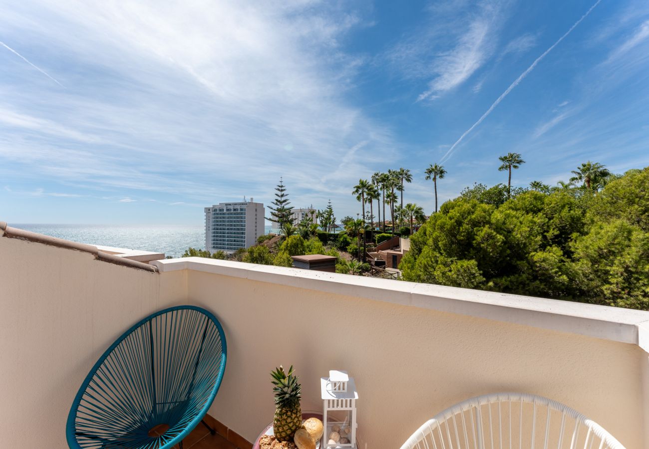 Appartement à Benalmádena - Coastal Paradise: 3BR + Pool + Sea Views!