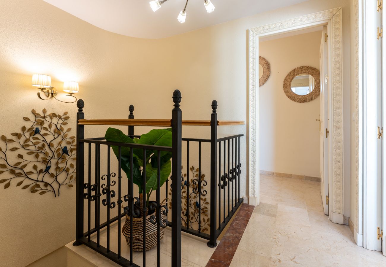 Appartement à Benalmádena - Coastal Paradise: 3BR + Pool + Sea Views!