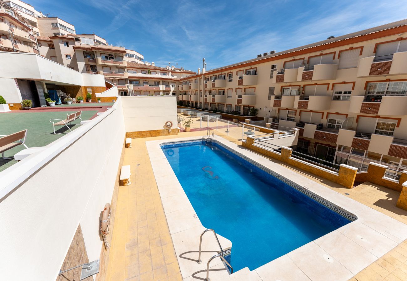 Appartement à Benalmádena - Coastal Paradise: 3BR + Pool + Sea Views!