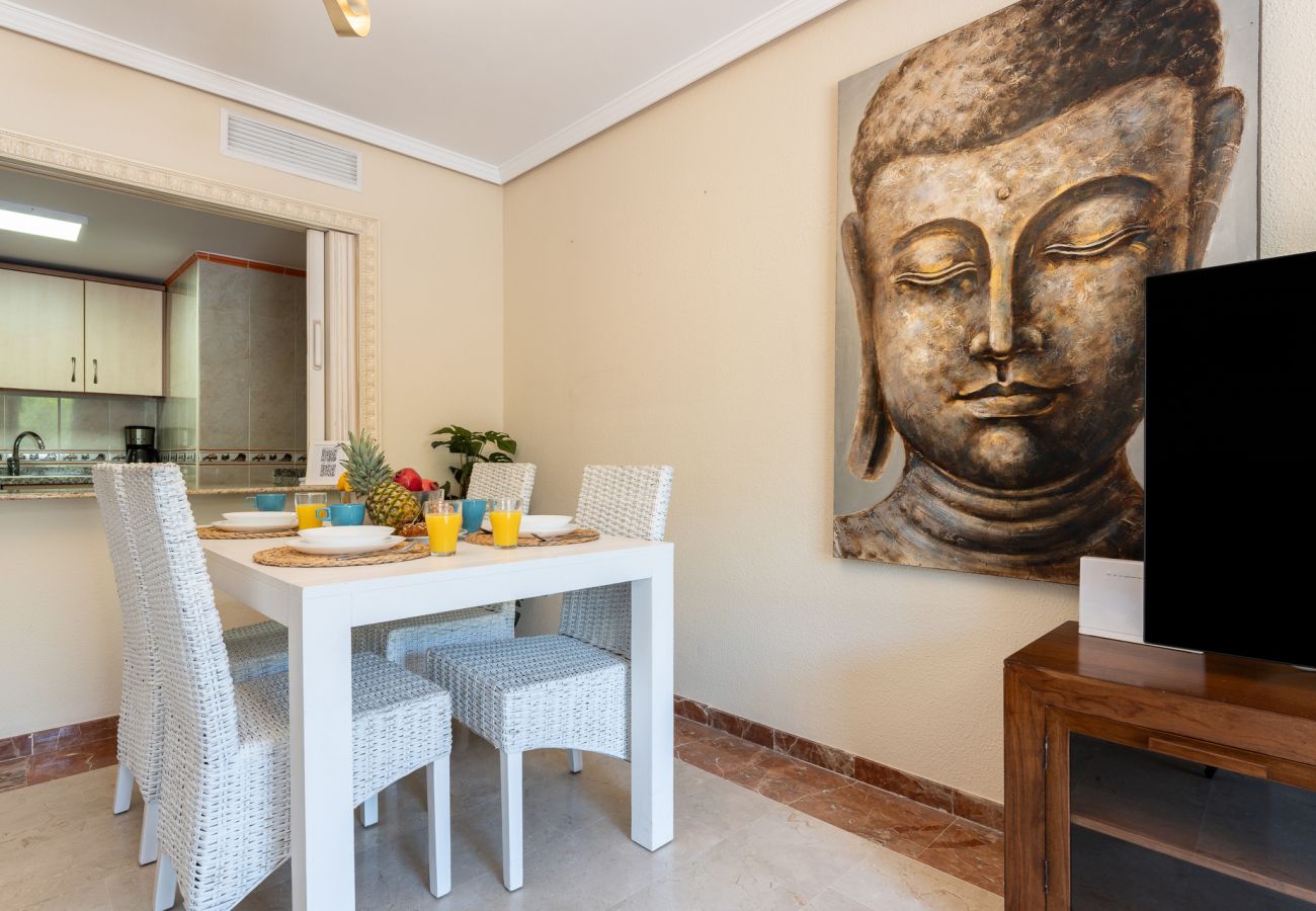 Appartement à Benalmádena - Coastal Paradise: 3BR + Pool + Sea Views!