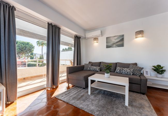 Appartement à Benalmádena - Sunny 2BR: Pool, with Terrace, and SeaView