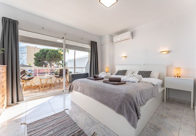 Appartement à Benalmádena - Sunny 2BR: Pool, with Terrace, and SeaView